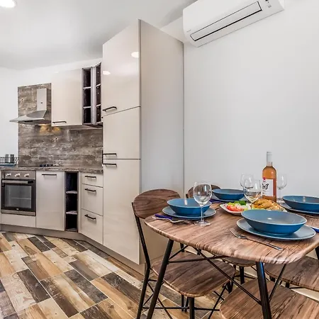 Zita Lovran Apartment